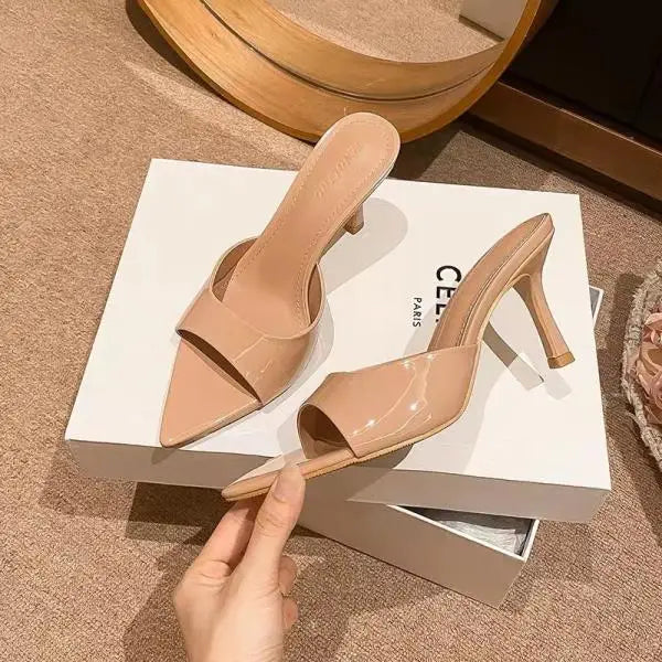 VELVET STILETTO – נעלי עקב פתוחות בגוון ניוד מבריק