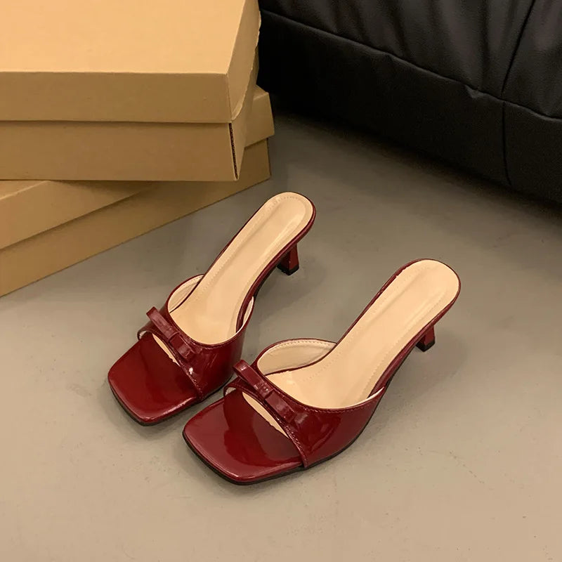 VELVET STILETTO – נעלי עקב פתוחות בגוון ניוד מבריק