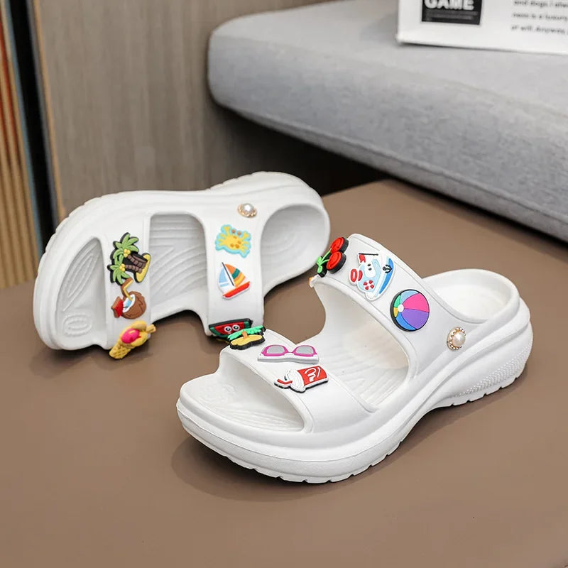 FUNSTEP™
כפכפי פלטפורמה עם צ'ארמס צבעוניים בעיצוב קייצי מגניב