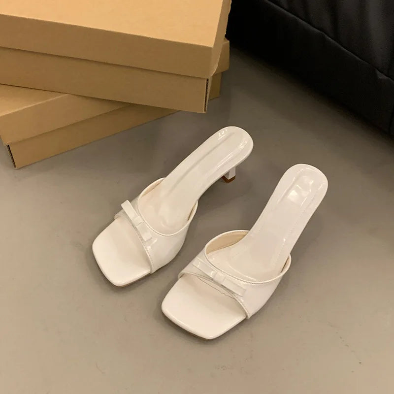 VELVET STILETTO – נעלי עקב פתוחות בגוון ניוד מבריק