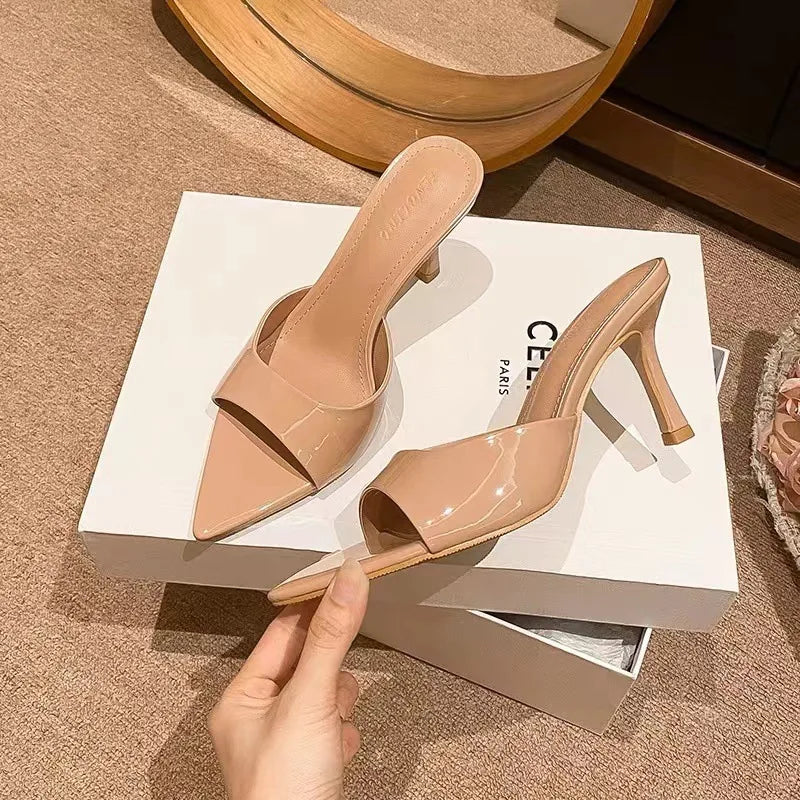 VELVET STILETTO – נעלי עקב פתוחות בגוון ניוד מבריק