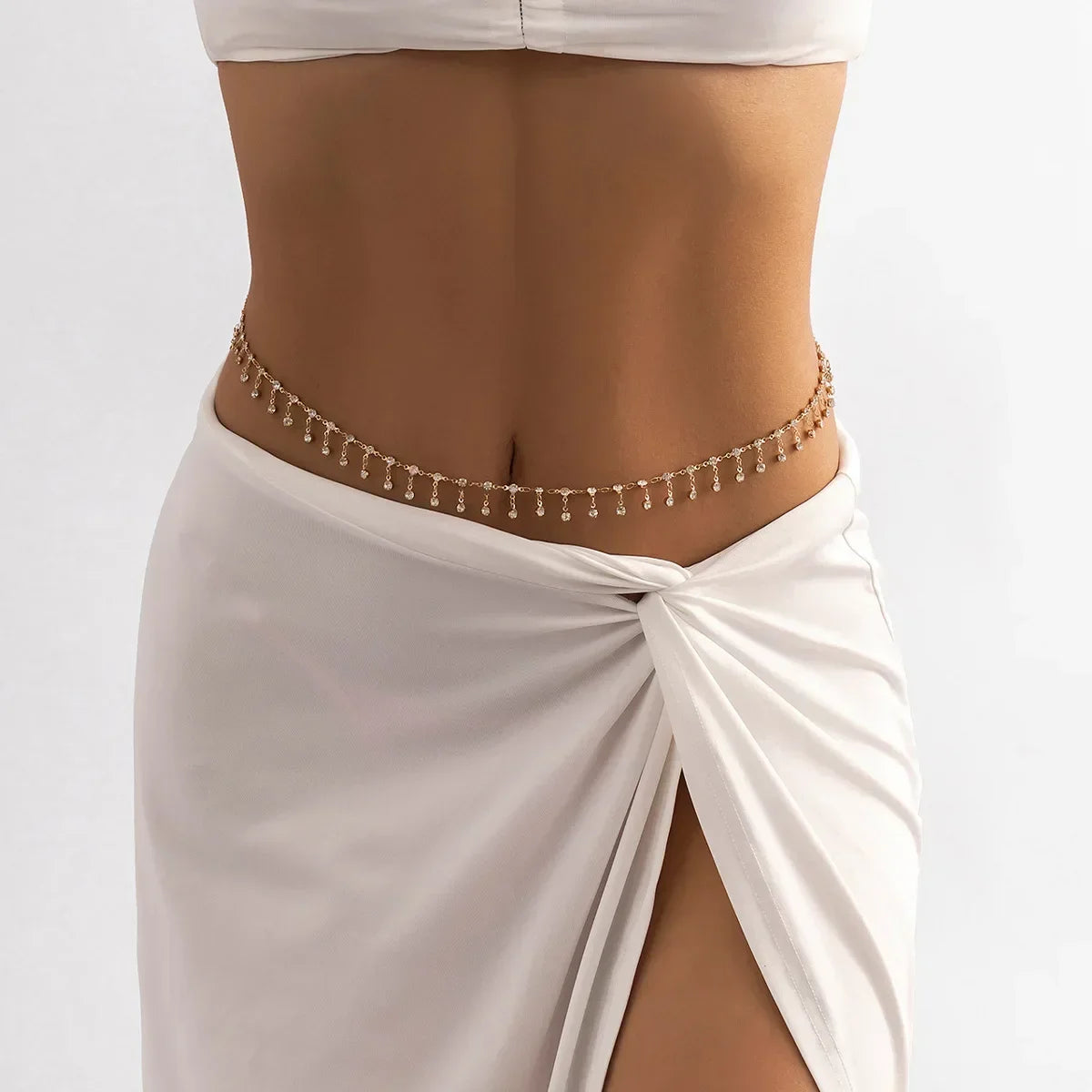 SUNLACE – שרשרת מותן מוזהבת עם תליון קריסטל עדין