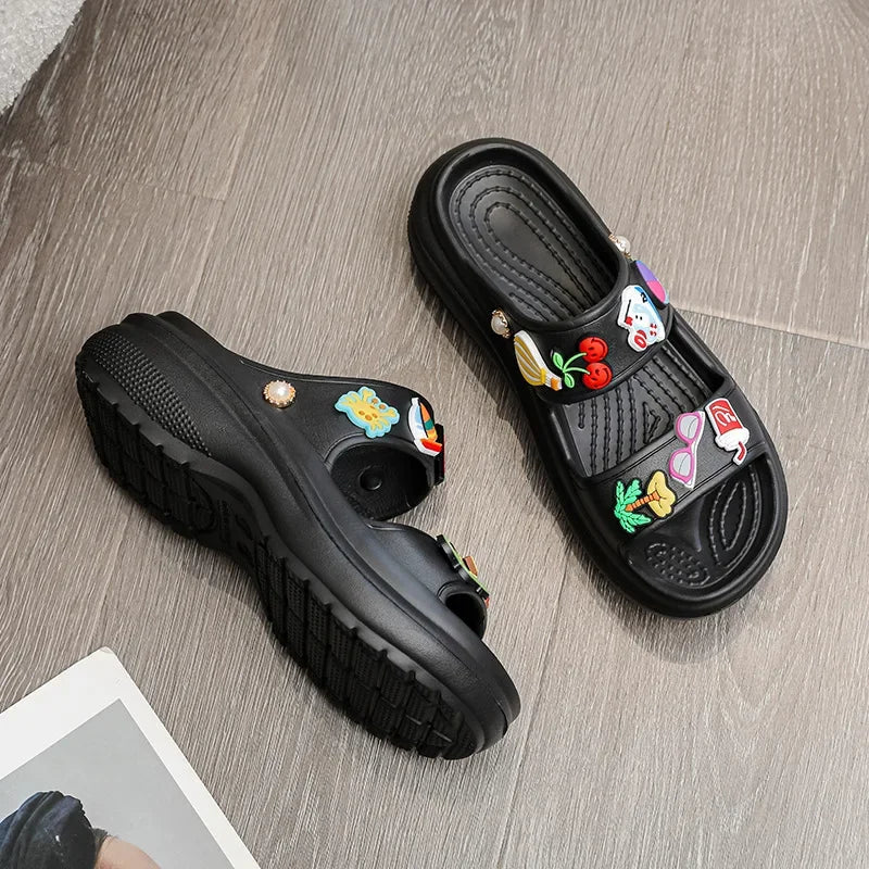 FUNSTEP™
כפכפי פלטפורמה עם צ'ארמס צבעוניים בעיצוב קייצי מגניב
