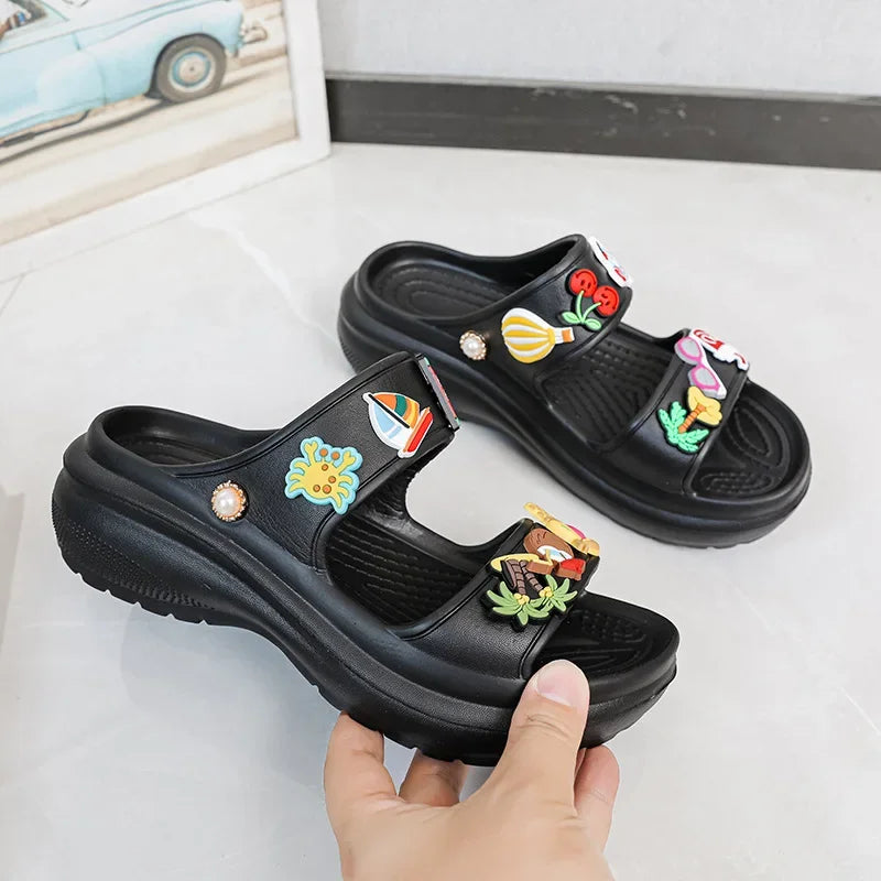 FUNSTEP™
כפכפי פלטפורמה עם צ'ארמס צבעוניים בעיצוב קייצי מגניב