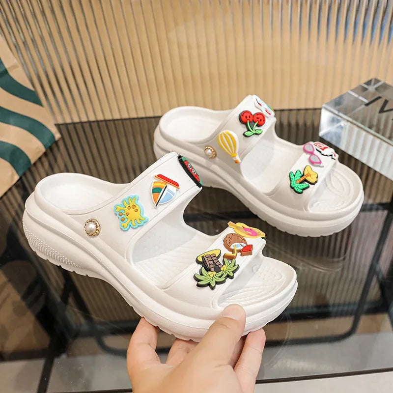 FUNSTEP™
כפכפי פלטפורמה עם צ'ארמס צבעוניים בעיצוב קייצי מגניב